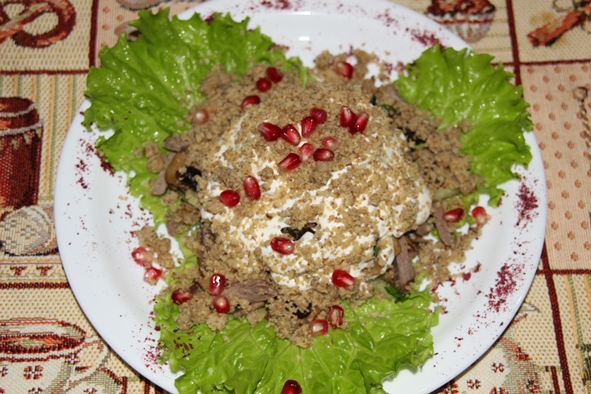 Салат с говядиной, грибами, специи, приправы, пряности