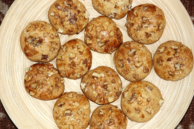Медовое печенье с орехами и специей корица Медовое печенье с орехами и специей корица
