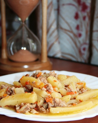 Картофель, тушеный с фаршем и специями Картофель, тушеный с фаршем и специями